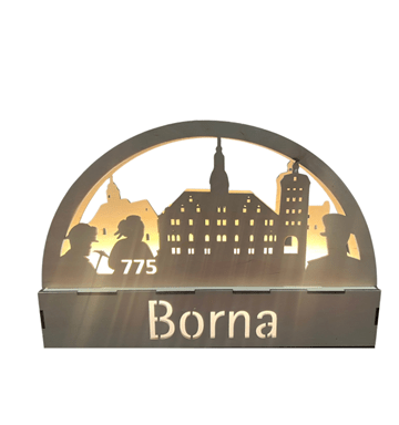 Das Holzgestüt Thüringen Schwibbogen Borna ist eine handgefertigte Sonderedition 775 Jahre Borna, die den Schriftzug Borna", die Zahl 775, Personensilhouetten und beleuchtete Kuppelgebäude zeigt.