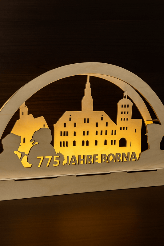 Der in Thüringen handgefertigte Holzständer Schwibbogen Borna zeigt beleuchtete Gebäude und den Schriftzug "775 JAHRE BORNA". Diese Sonderedition leuchtet warm und feiert 775 Jahre Borna mit einer markanten Silhouette.