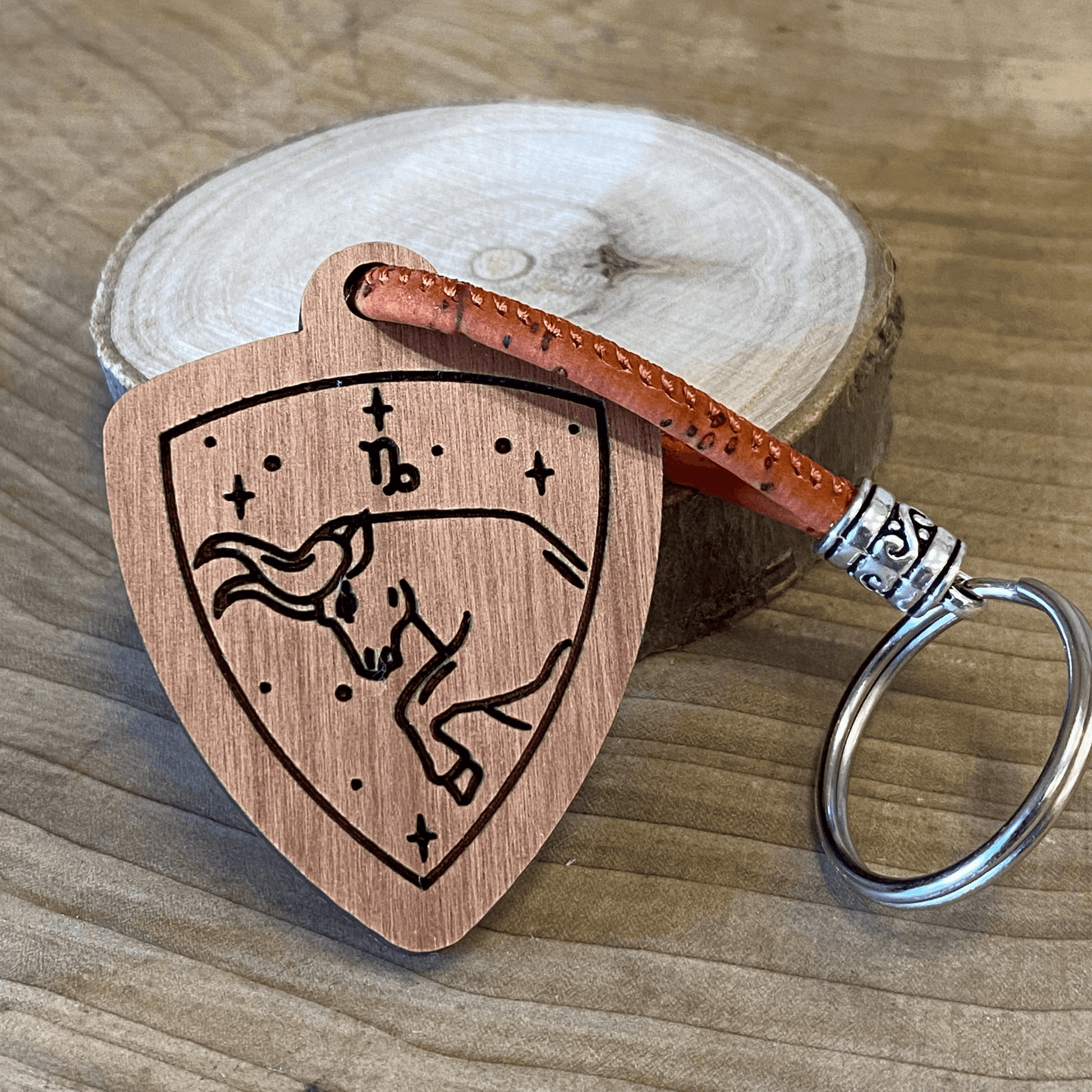 Handgefertigter Holz-Schlüsselanhänger - Steinbock - Sternzeichen - wood stud - Holzohrringe - Holzdeko und mehr