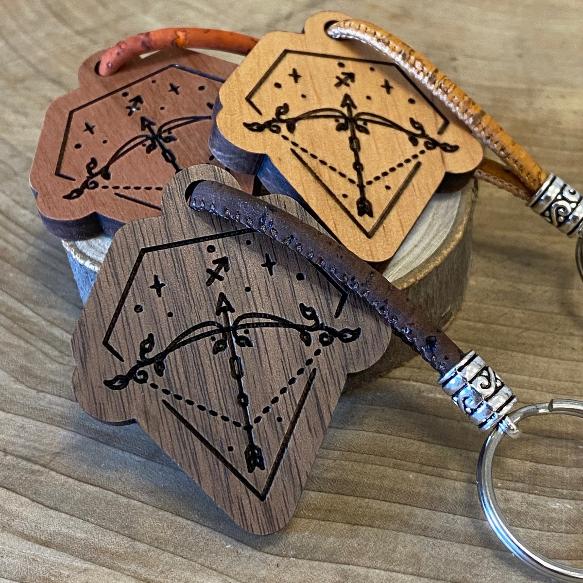 Handgefertigter Holz-Schlüsselanhänger - Schütze - Sternzeichen - wood stud - Holzohrringe - Holzschmuck und mehr